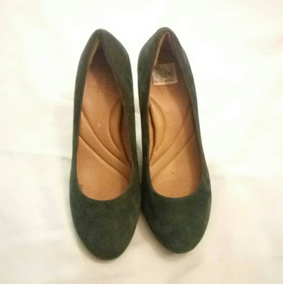 Clarks Shoes - EUC Clarks Green Suede Pumps size 8